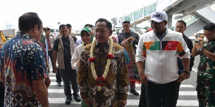 Pj Gubernur Safrizal bersama Agus Fatoni Jemput Kedatangan Mendagri di Bandara Kualanamu